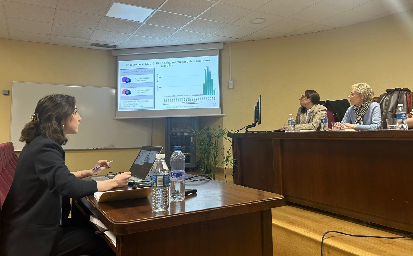 Ashley Navarro McCarthy defiende con éxito y brillantez su tesis doctoral sobre la evolución de la sintomatología emocional en personas atendidas psicológicamente durante la COVID-19